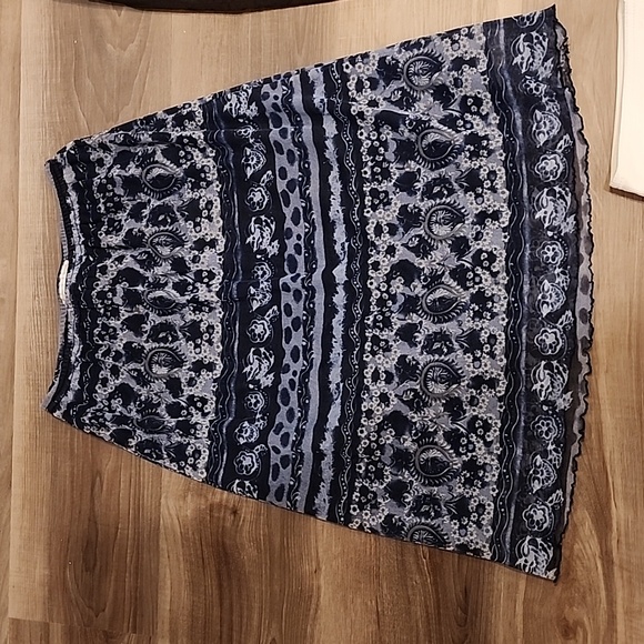 Skirts - Picture 2 of 10